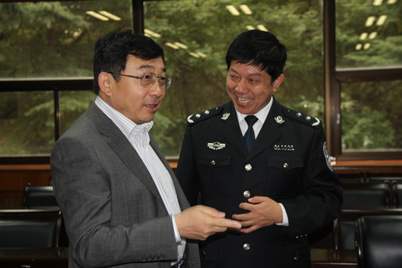 10月15日,兰州市公安局政委黄大功带领兰州市反恐支队领导及各业务